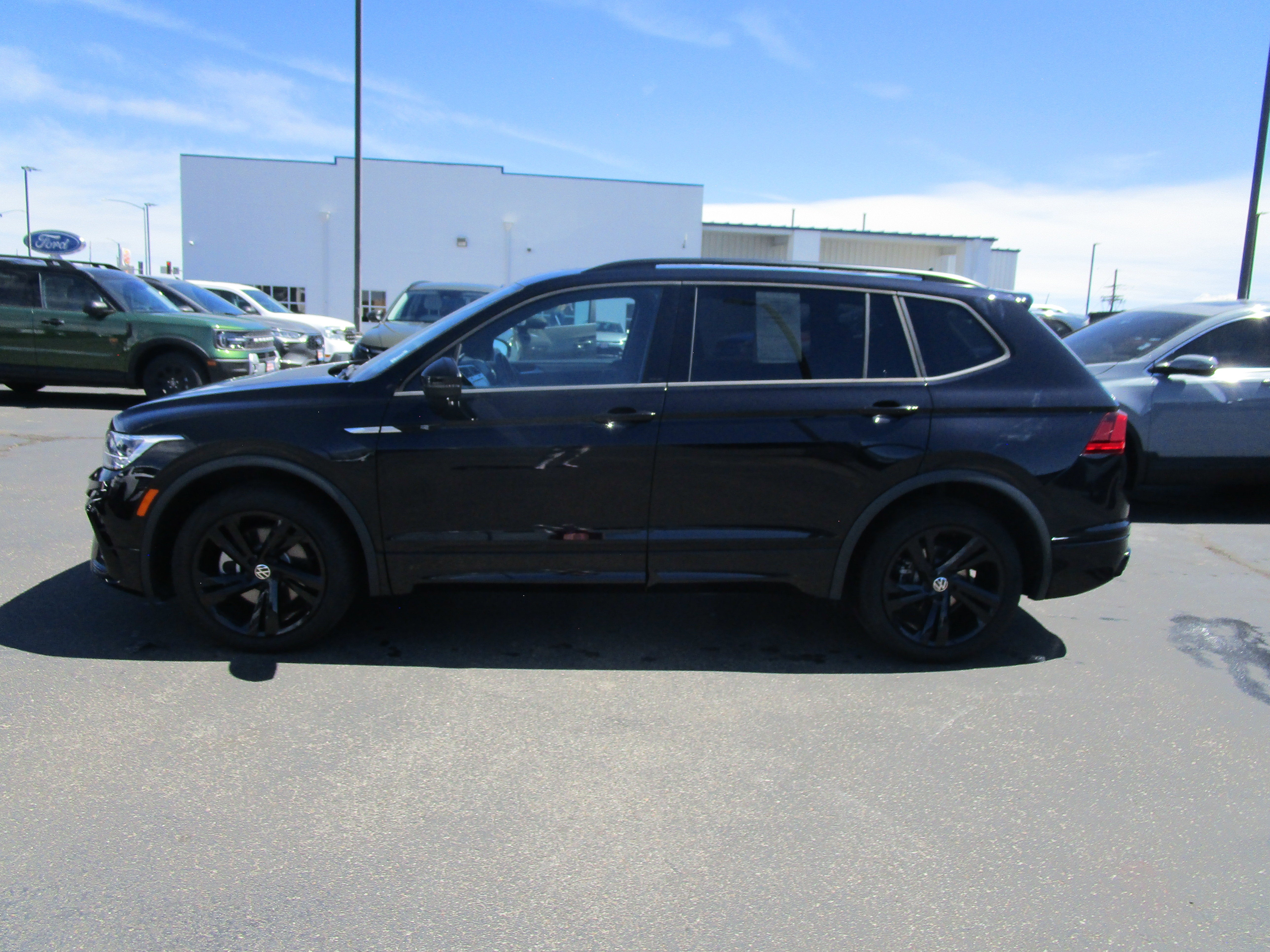 2023 Volkswagen Tiguan SE R-Line Black